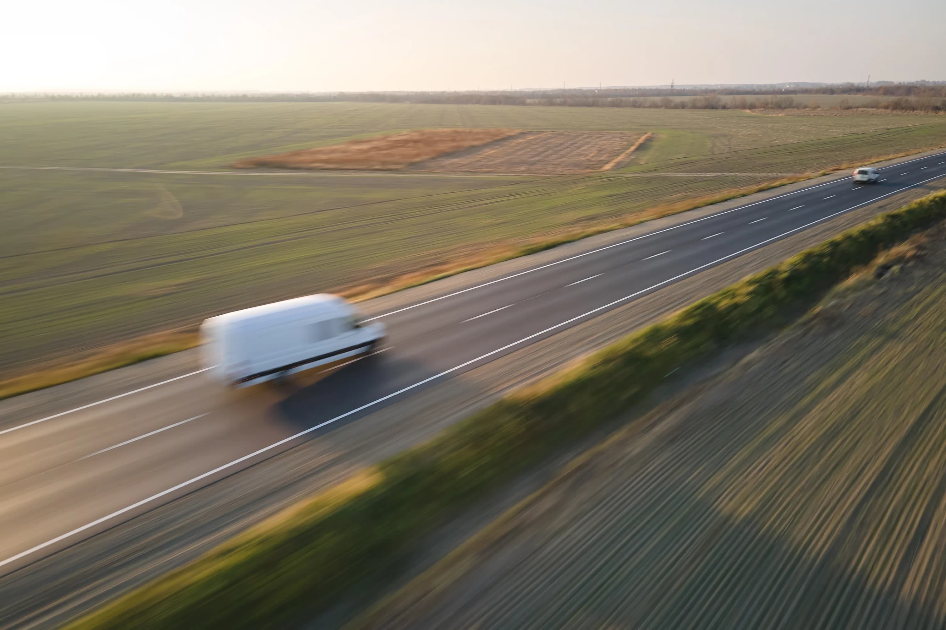 Camion sur la route pour les déménagements longue distance